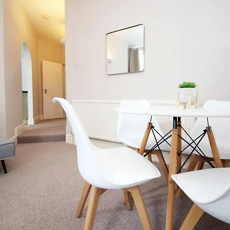 Central 2 Bedroom Apartment, 5 Guests Welcome, Free Off-Peak Parking Bristol Exterior photo