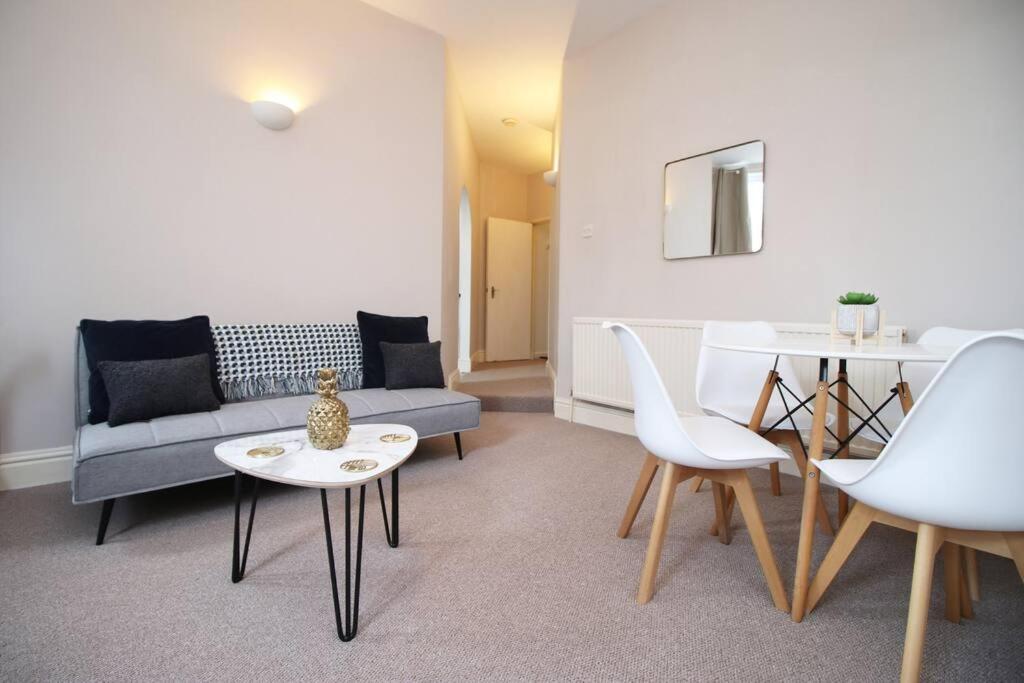 Appartement 2 Bedroom Apartment, 5 Guests Welcome, Free Off-peak Parking *