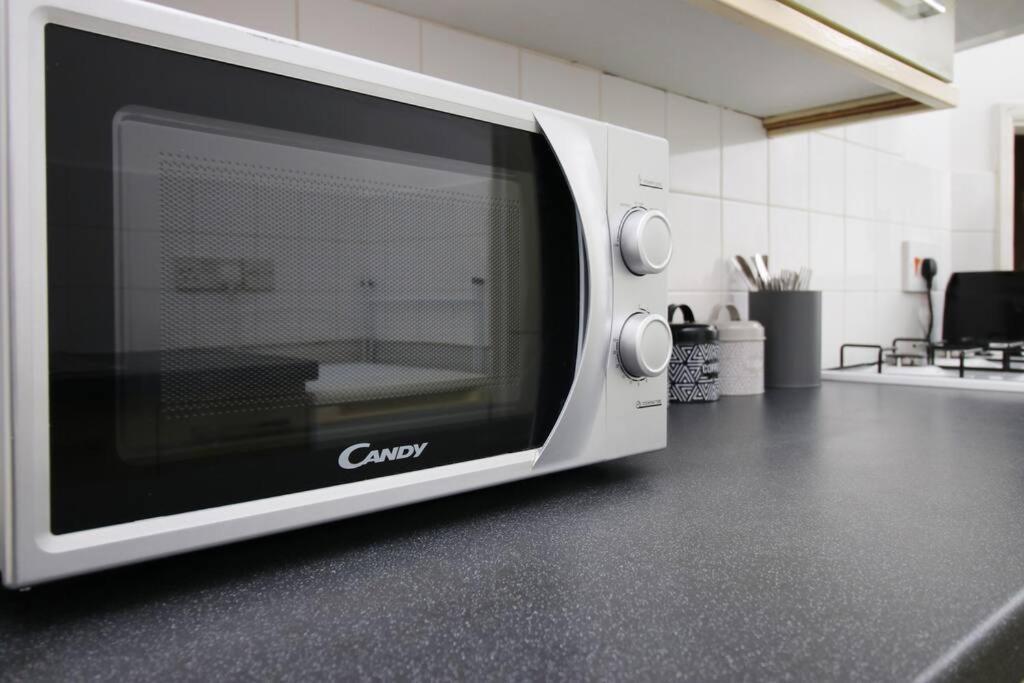 2 Bedroom Apartment, 5 Guests Welcome, Free Off-peak Parking *